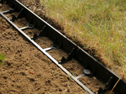 Plastový obrubník 4.5cm x 100cm 50 m + 250 kotev